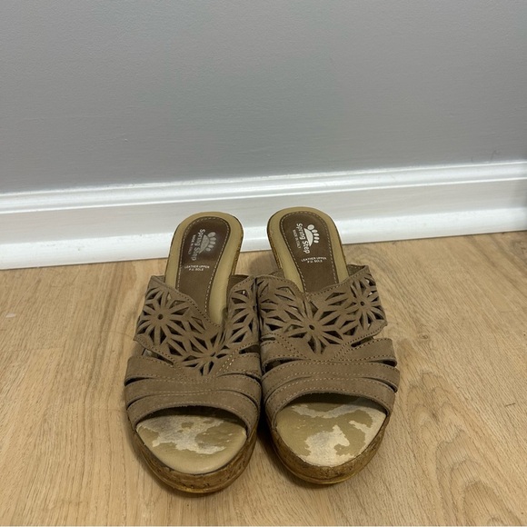 Spring Step Women’s Dora Beige Wedge Embroidered Leather Sandal Size 8.5 - Picture 2 of 8